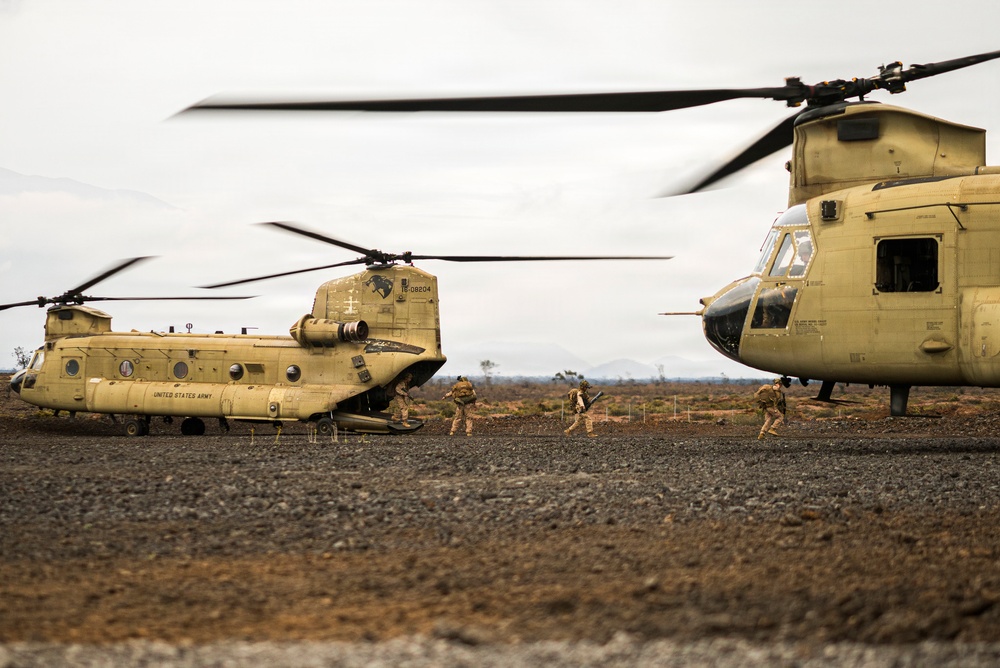 3rd LCT Marines conduct air insert training with U.S. Army CH-47 Chinooks
