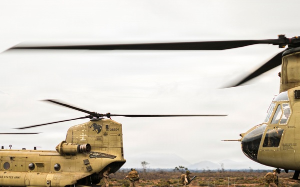 3rd LCT Marines conduct air insert training with U.S. Army CH-47 Chinooks