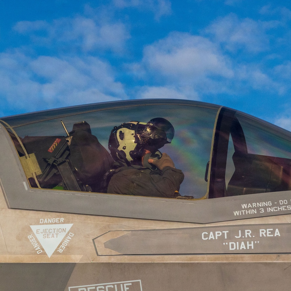 11th MEU Marines, Sailors Conduct F-35B Maintenance Aboard USS Boxer