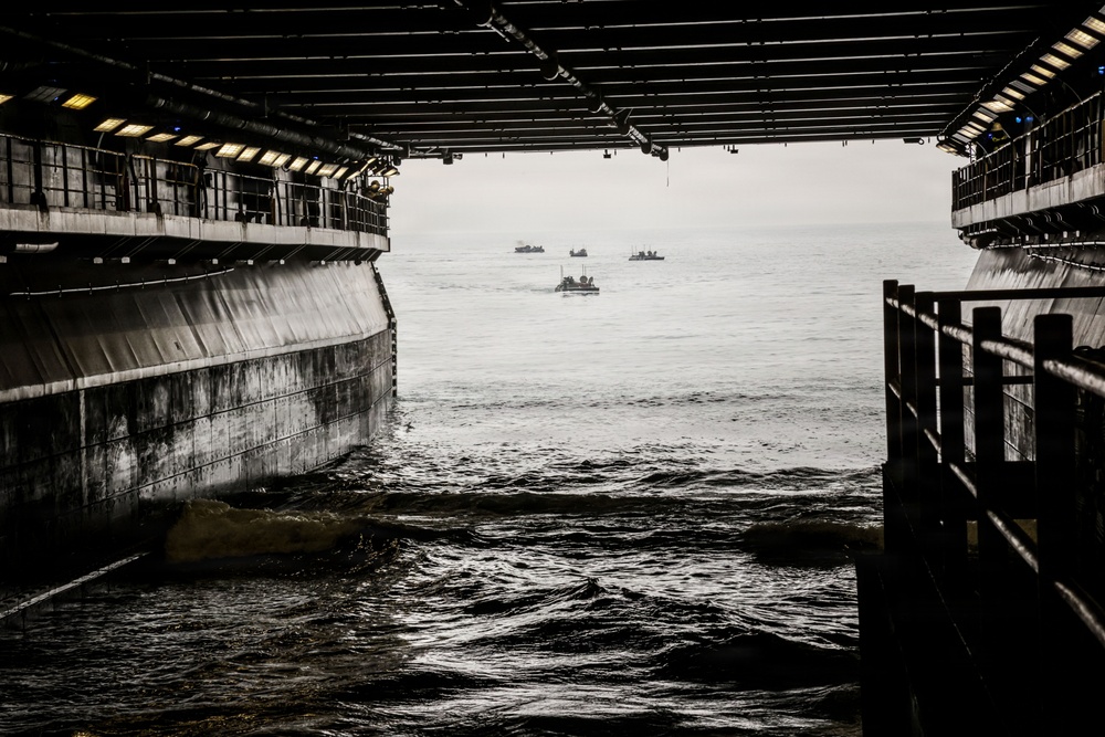 QUART 26.2: 3rd Assault Amphibian Battalion ship to ship transfer aboard USS Makin Island