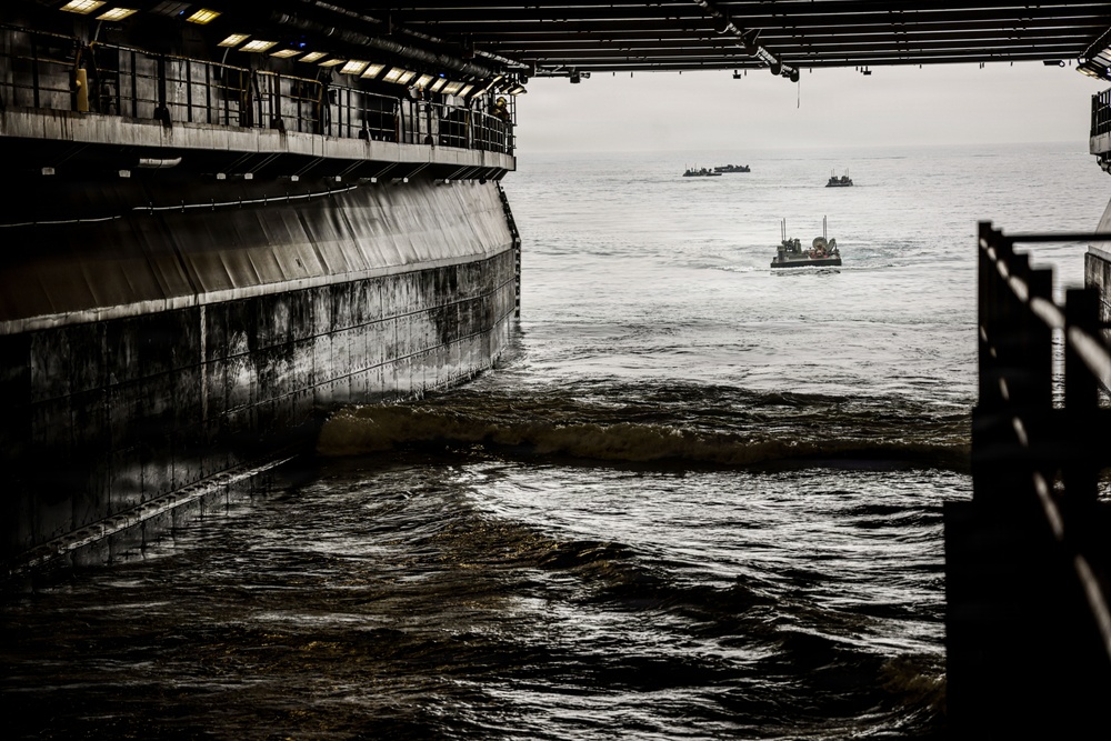 QUART 26.2: 3rd Assault Amphibian Battalion ship to ship transfer aboard USS Makin Island