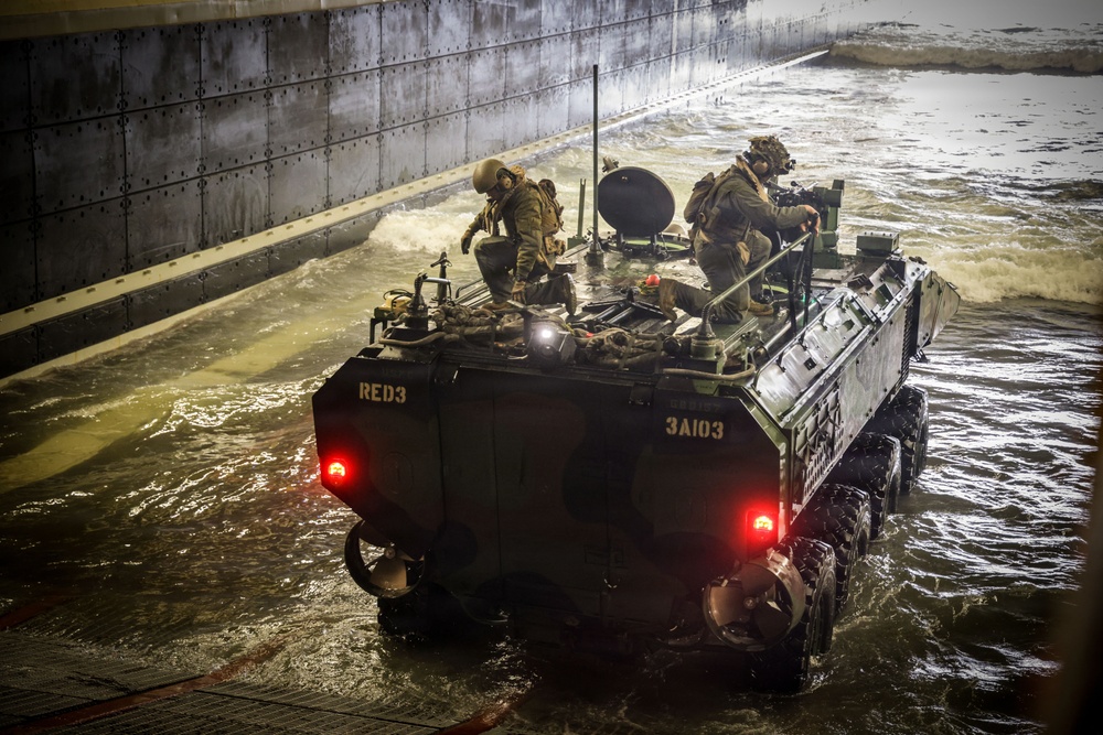 QUART 26.2: 3rd Assault Amphibian Battalion ship to ship transfer aboard USS Makin Island