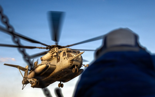 11th MEU Marines, Sailors Conduct Flight Deck Operations Aboard USS Comstock