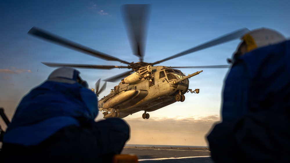 11th MEU Marines, Sailors Conduct Flight Deck Operations Aboard USS Comstock
