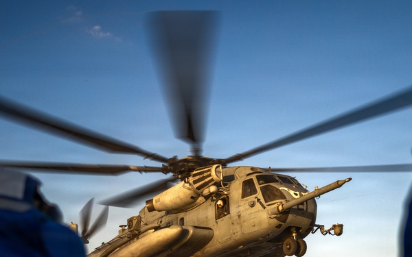 11th MEU Marines, Sailors Conduct Flight Deck Operations Aboard USS Comstock
