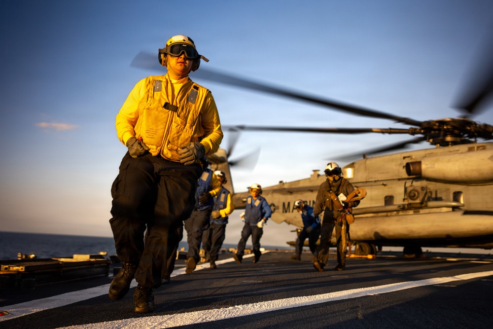 11th MEU Marines, Sailors Conduct Flight Deck Operations Aboard USS Comstock