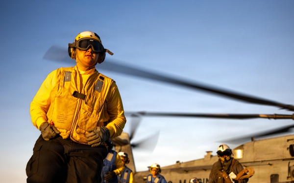 11th MEU Marines, Sailors Conduct Flight Deck Operations Aboard USS Comstock