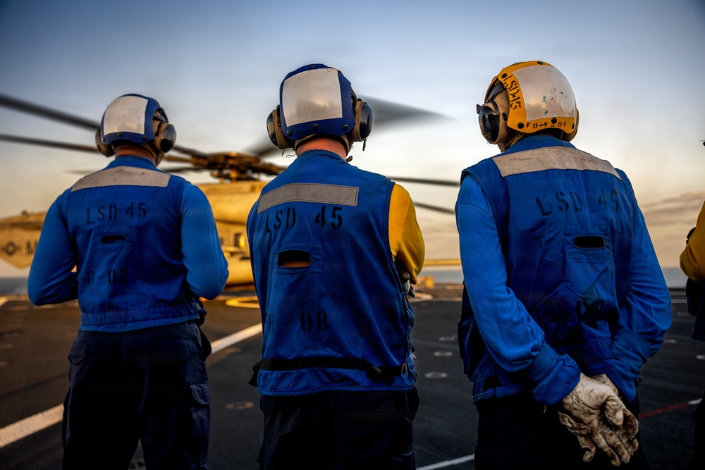11th MEU Marines, Sailors Conduct Flight Deck Operations Aboard USS Comstock