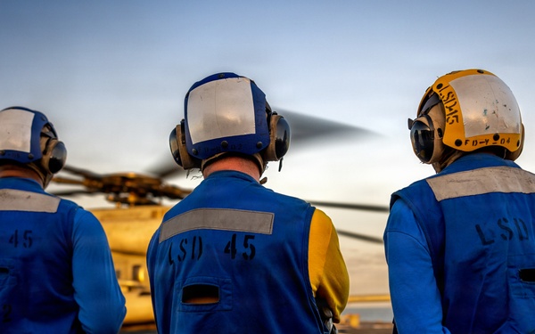 11th MEU Marines, Sailors Conduct Flight Deck Operations Aboard USS Comstock