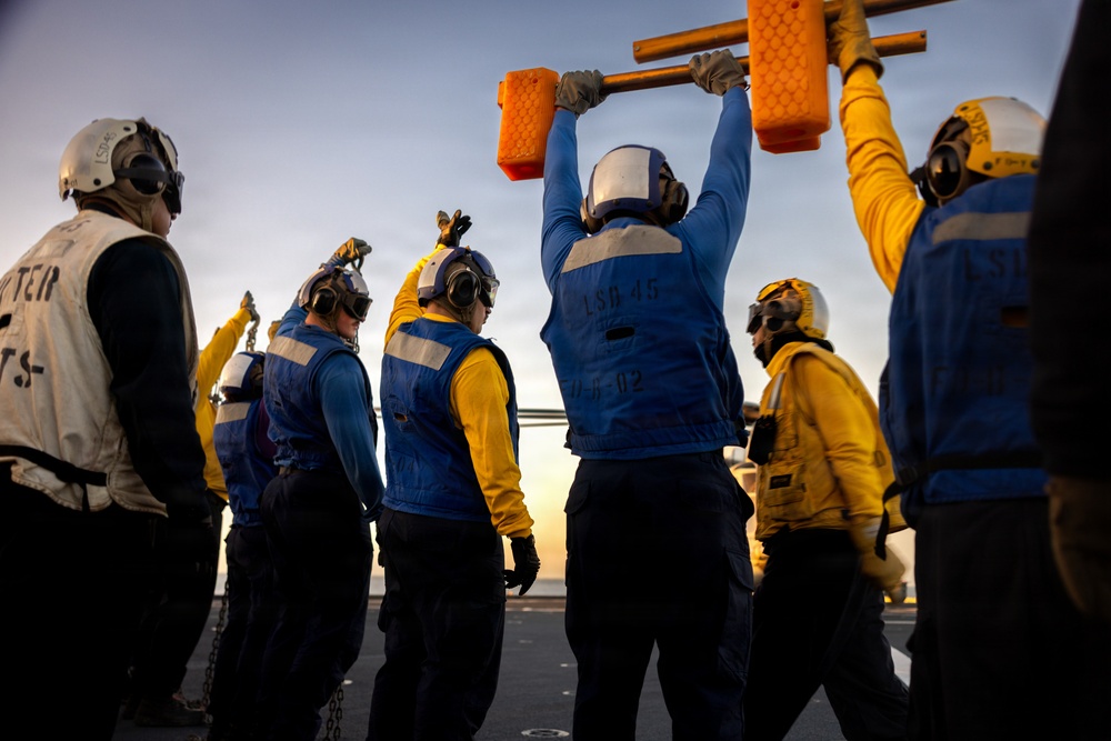 11th MEU Marines, Sailors Conduct Flight Deck Operations Aboard USS Comstock