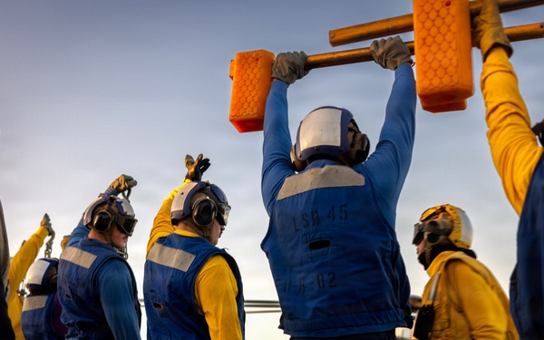 11th MEU Marines, Sailors Conduct Flight Deck Operations Aboard USS Comstock