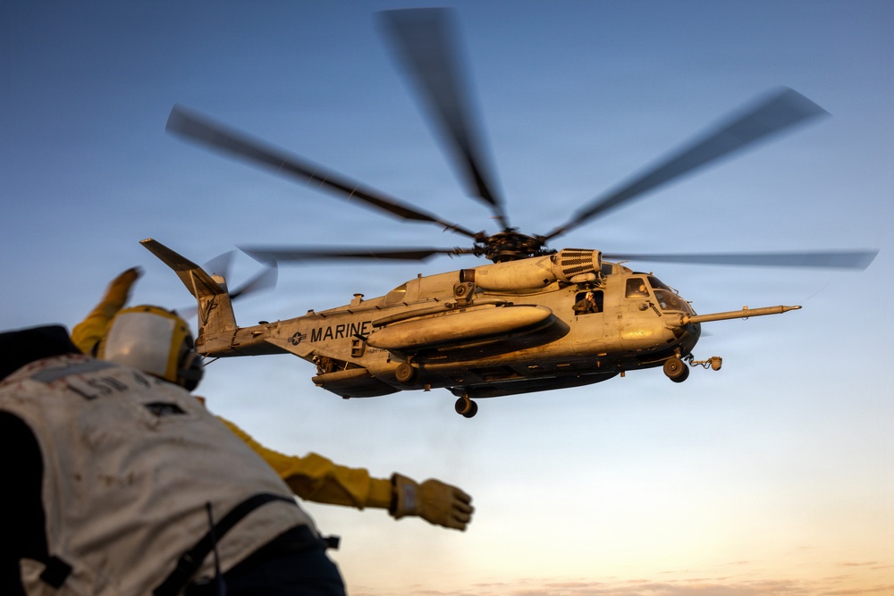 11th MEU Marines, Sailors Conduct Flight Deck Operations Aboard USS Comstock