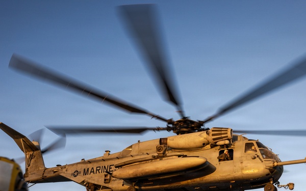 11th MEU Marines, Sailors Conduct Flight Deck Operations Aboard USS Comstock
