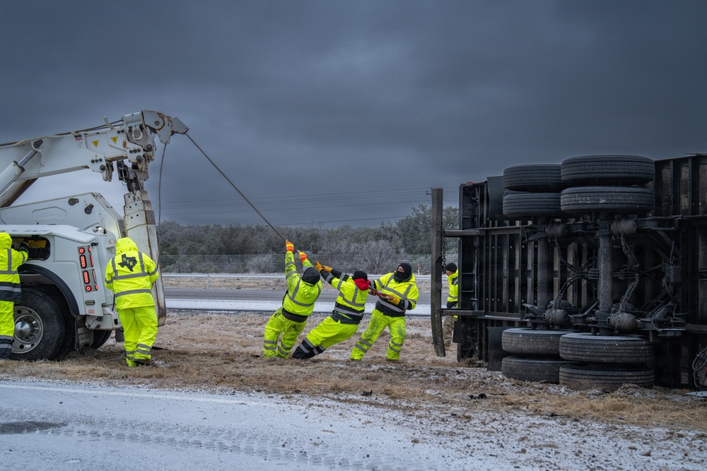 Texas National Guardsmen Responds to Roadway Accidents and Clears Hazards