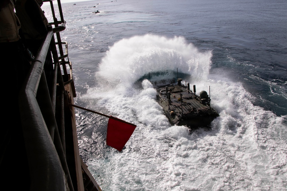 Amphibious combat vehicles disembark Makin Island