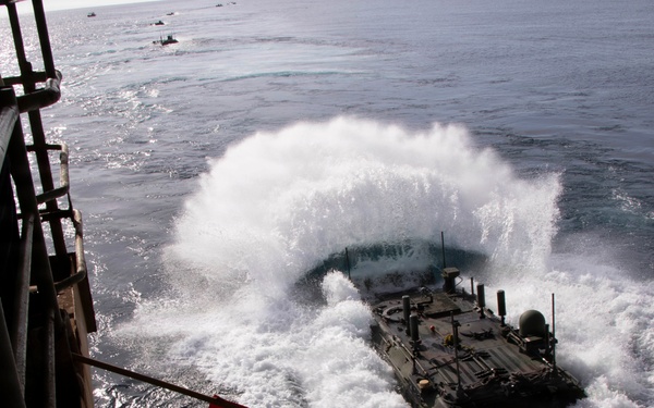 Amphibious combat vehicles disembark Makin Island