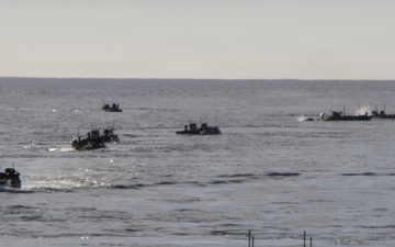 Amphibious combat vehicles disembark Makin Island