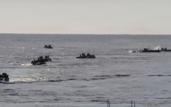 Amphibious combat vehicles disembark Makin Island