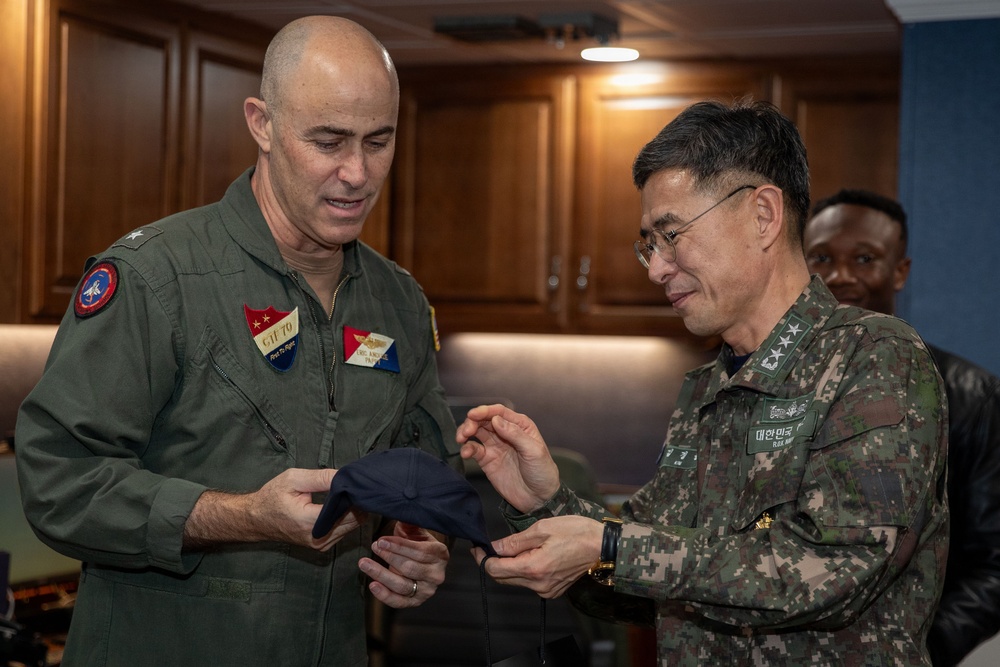ROK Fleet Visits USS George Washington
