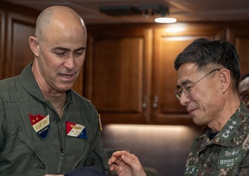 ROK Fleet Visits USS George Washington