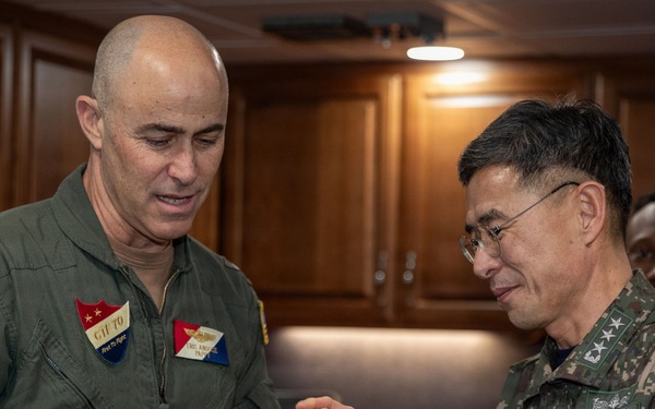 ROK Fleet Visits USS George Washington