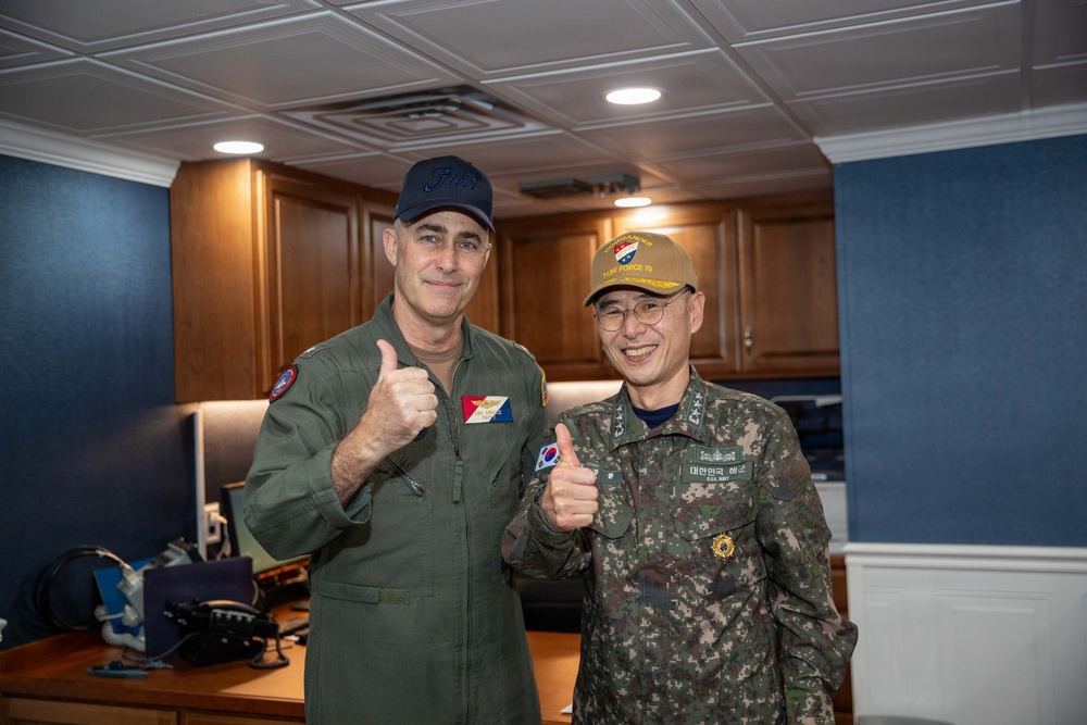 ROK Fleet Visits USS George Washington