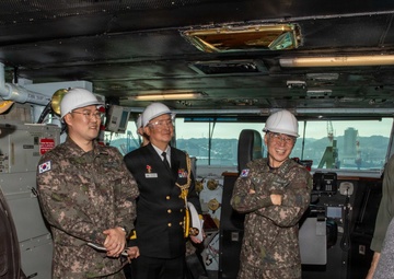 ROK Fleet Visits USS George Washington