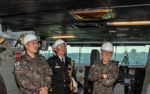 ROK Fleet Visits USS George Washington
