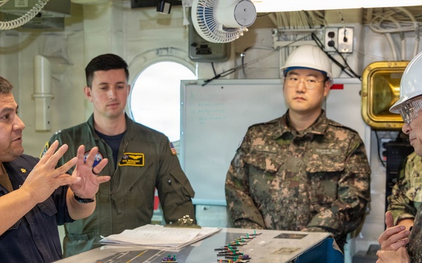ROK Fleet Visits USS George Washington