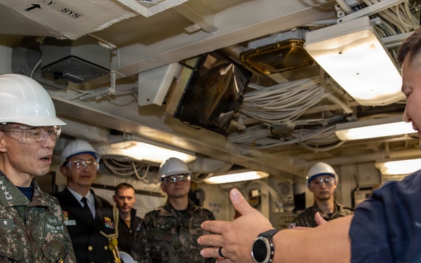 ROK Fleet Visits USS George Washington