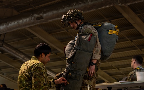 173rd Airborne Brigade conducts an airborne operation at Aviano