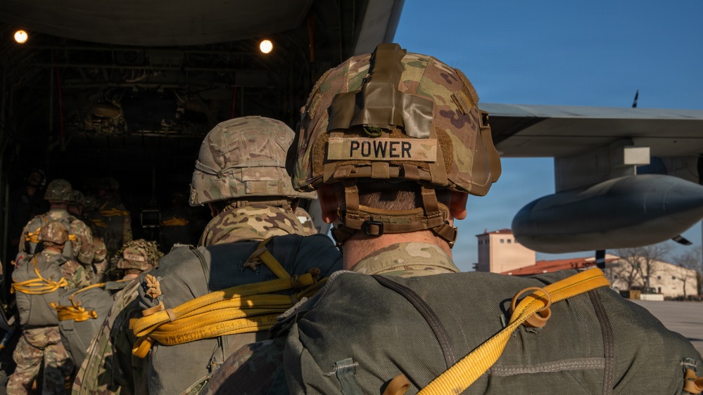 173rd Airborne Brigade conducts an airborne operation at Aviano