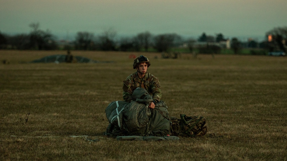 173rd Airborne Brigade conducts an airborne operation at Aviano