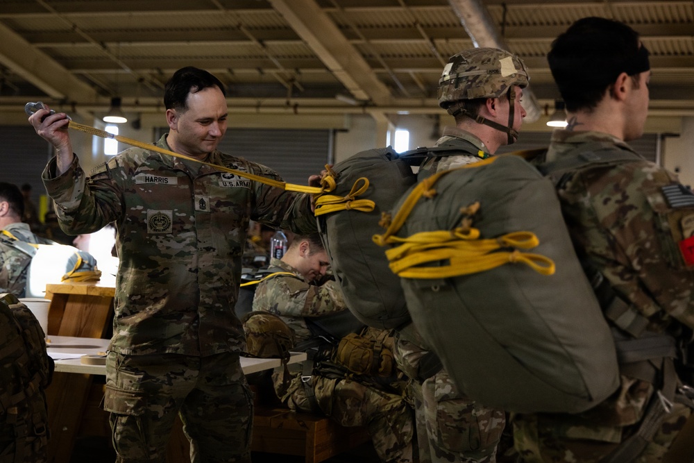 173rd Airborne Brigade conducts airborne operation at Aviano