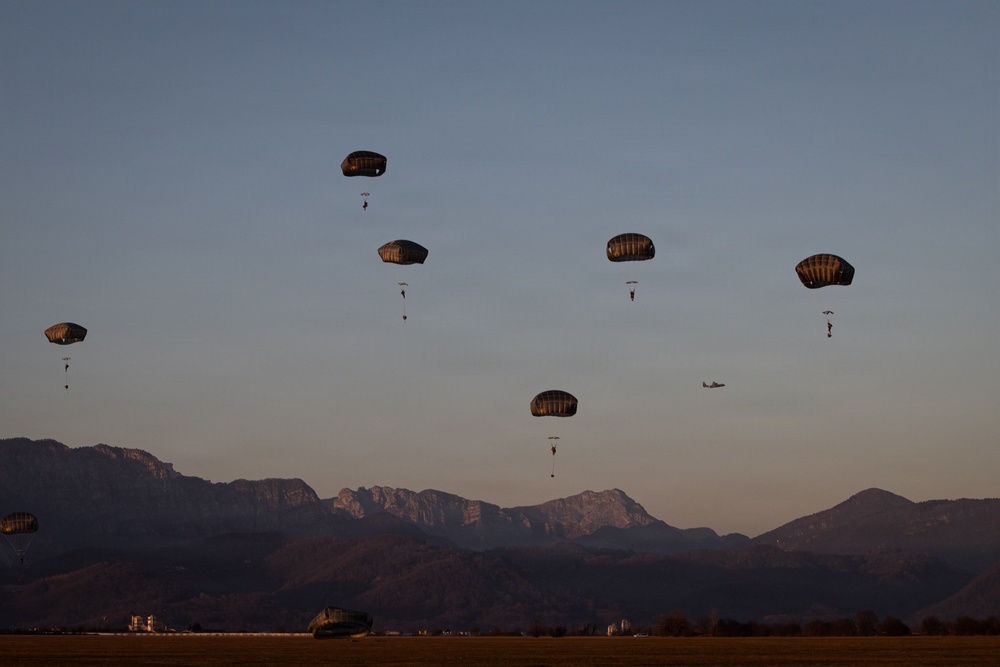 173rd Airborne Brigade conducts airborne operation at Aviano