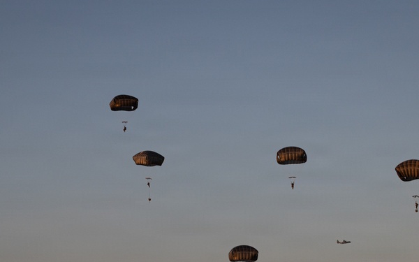 173rd Airborne Brigade conducts airborne operation at Aviano