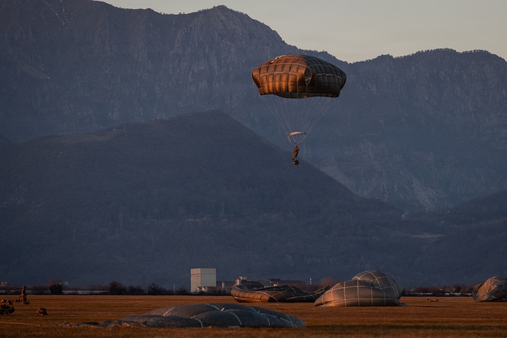 173rd Airborne Brigade conducts airborne operation at Aviano