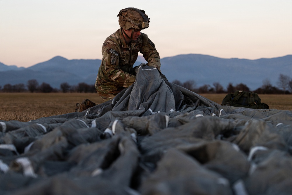 173rd Airborne Brigade conducts airborne operation at Aviano