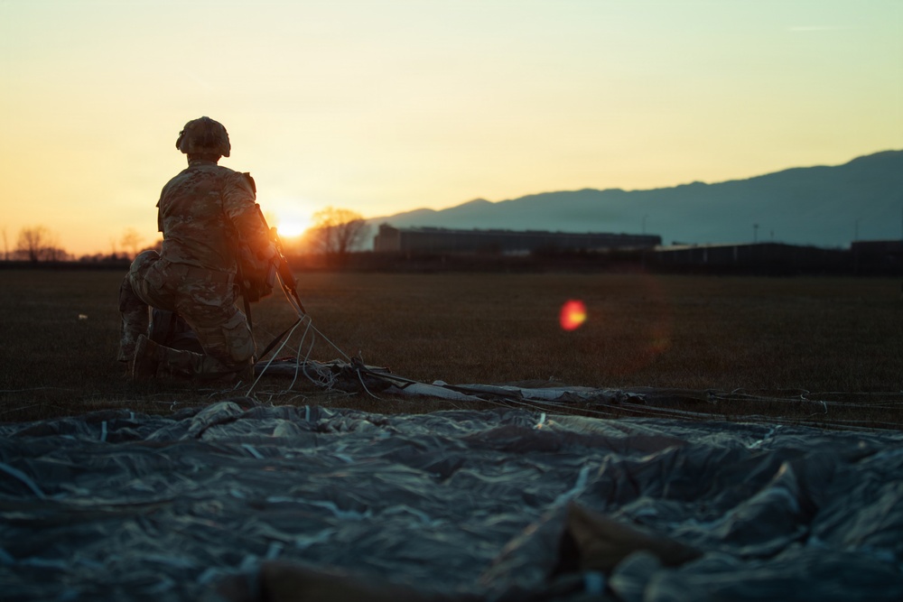 173rd Airborne Brigade conducts airborne operation at Aviano