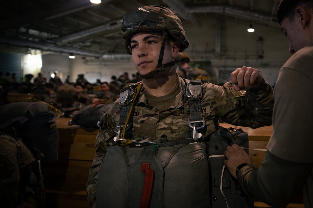 173rd Airborne Brigade conducts airborne operation at Aviano