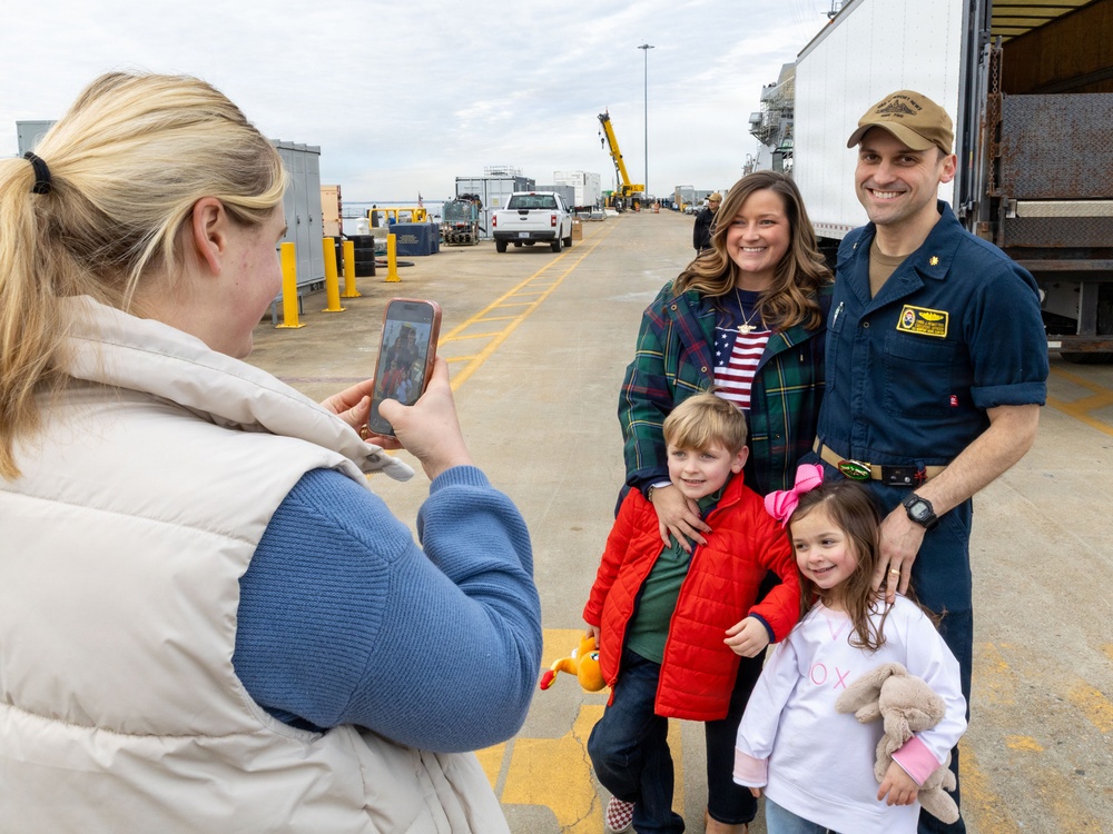 Newport News Sailors Greet Family