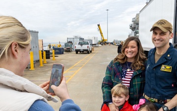 Newport News Sailors Greet Family
