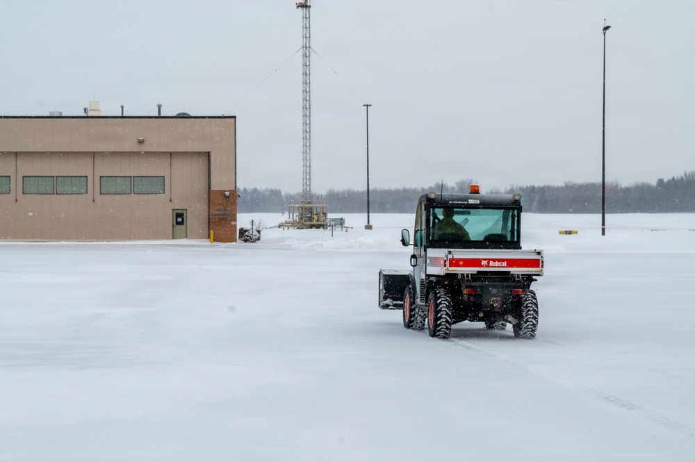 174th Attack Wing clears flight line during winter weather