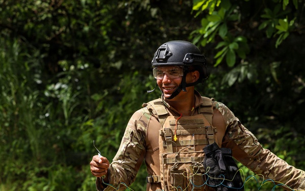 U.S. Marines and Panamanian Partners Build Stronger Ties Through Combat Engineer Training