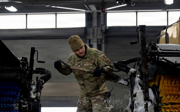 316th CES and LRS conduct snow operations on JBA