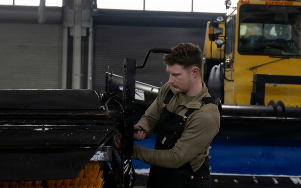 316th CES and LRS conduct snow operations on JBA