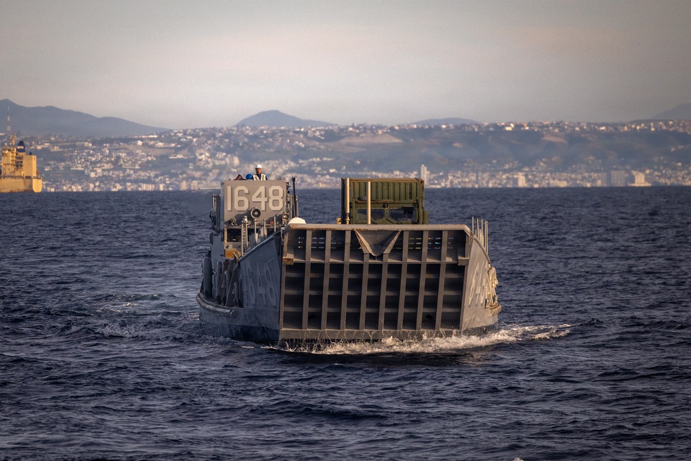 11th MEU Marines, Sailors Conduct Well-Deck Operations Aboard USS Comstock