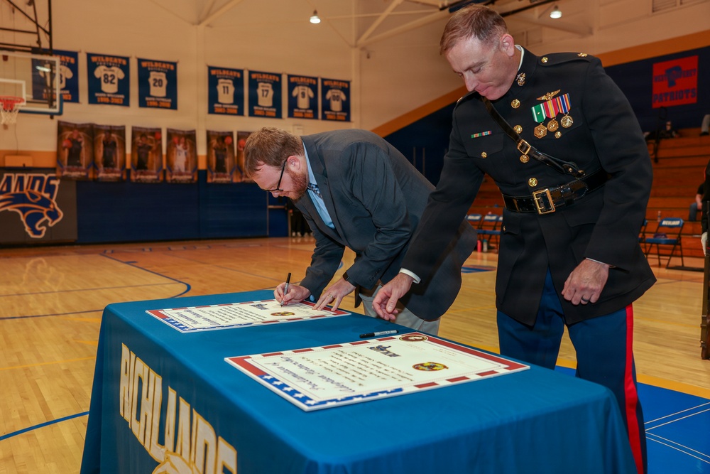 VMM-261 Adopts Richlands High School