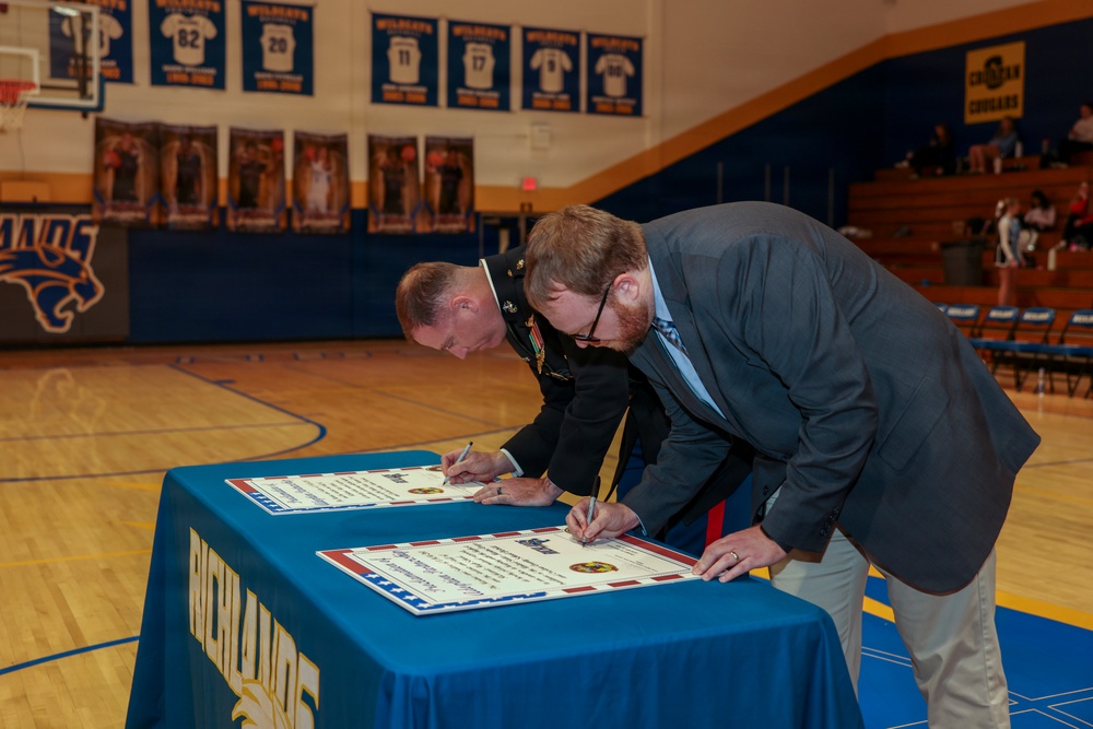 VMM-261 Adopts Richlands High School