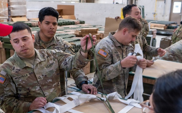 Soldiers Learning Proper Rigging for CDS Bundles